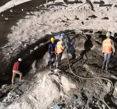 武山隧道拱顶带模注浆料，微膨胀注浆料的特点及施工工艺